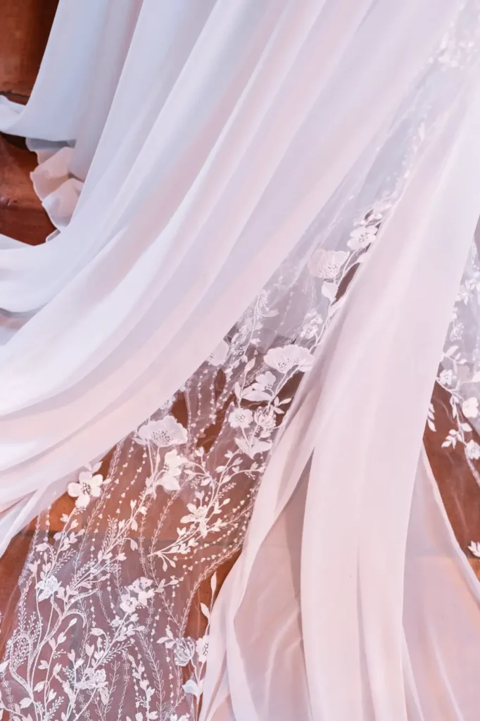 Détail du voile de la mariée en dentelle