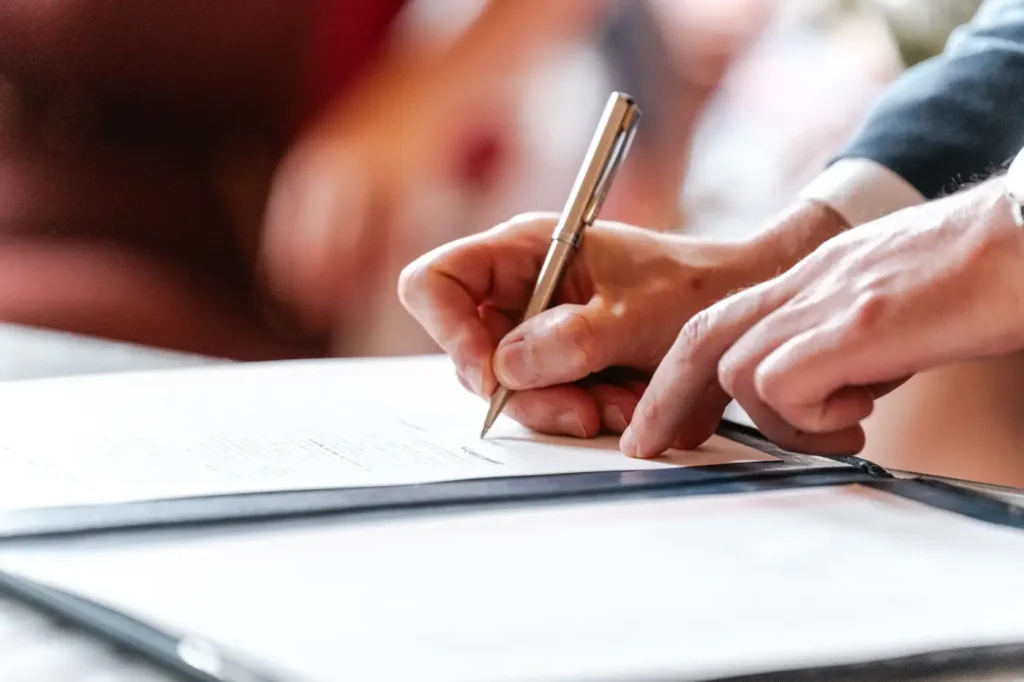 Signature des registres pendant la cérémonie