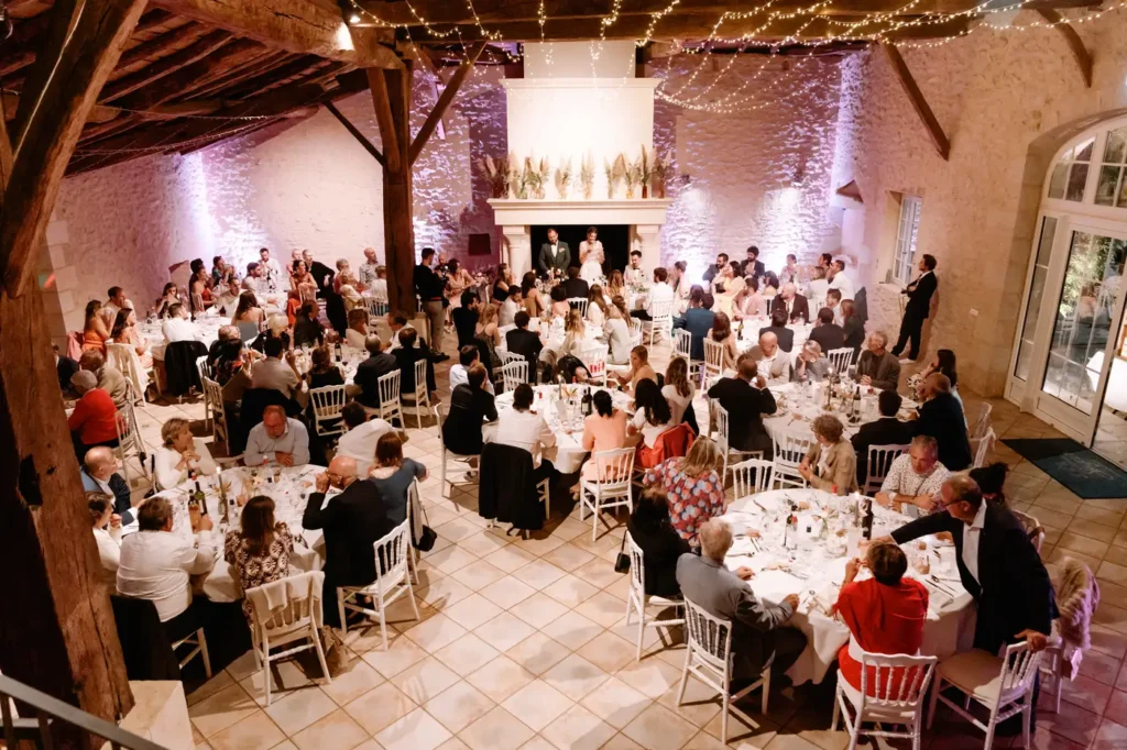 Plan large de la salle de réception avec tous les invités