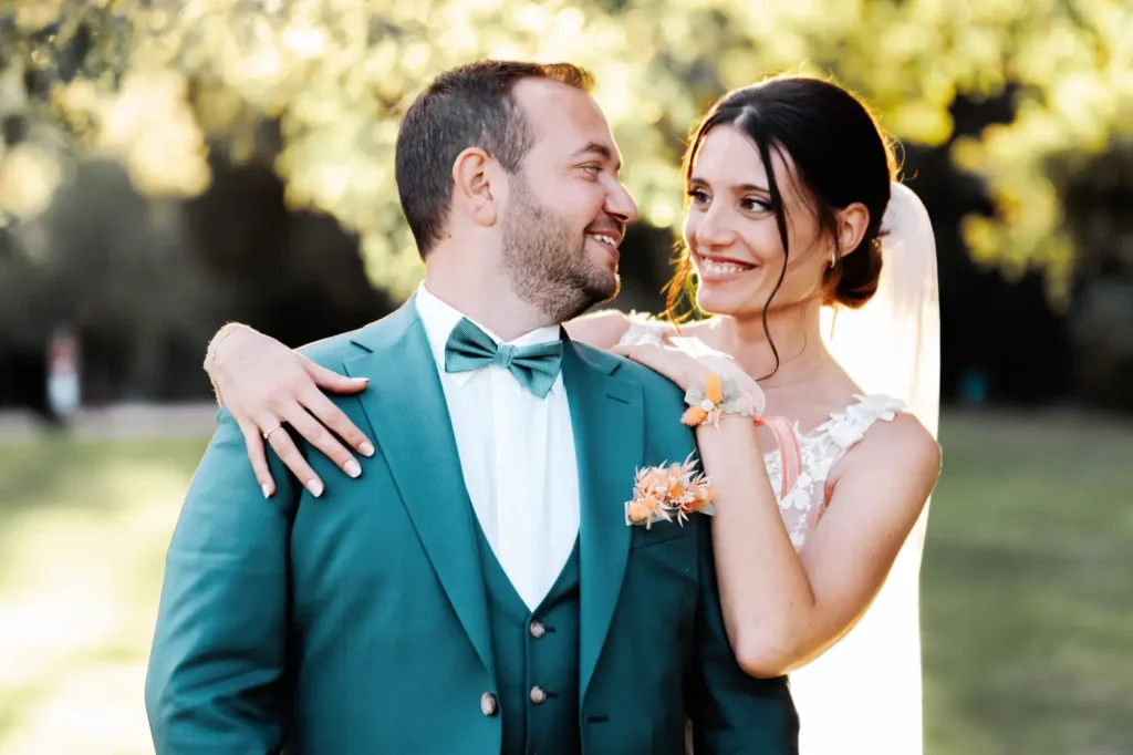 Portrait des mariés en extérieur en Gironde