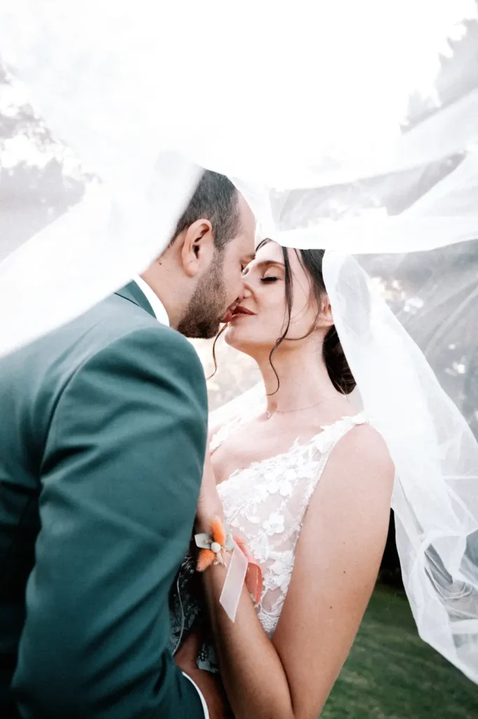 Mariés sous le voile lors du mariage au Domaine de Ségur en Gironde