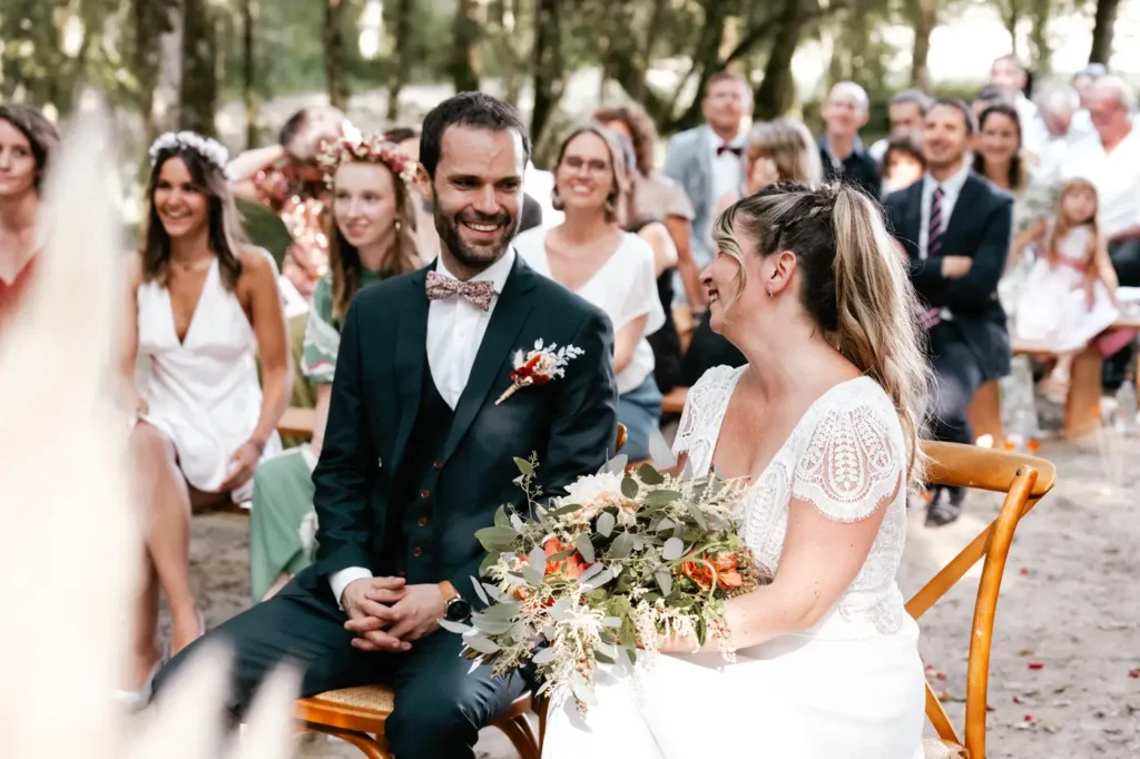 Regard complice des mariés pendant leur cérémonie laïque en Gironde