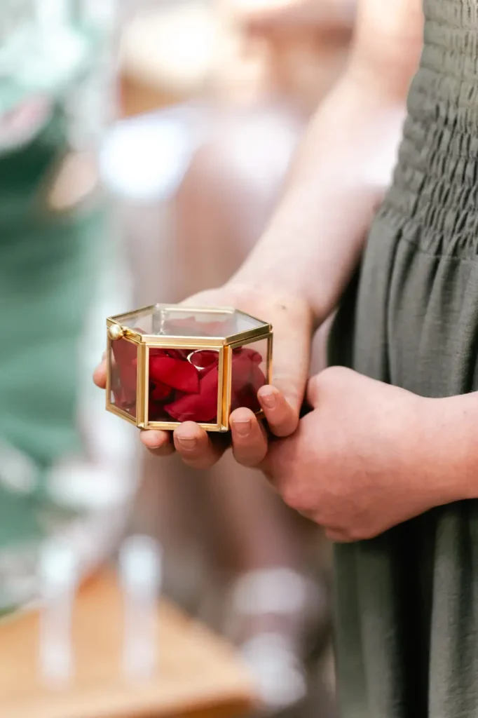 Boîte à alliances en gros plan