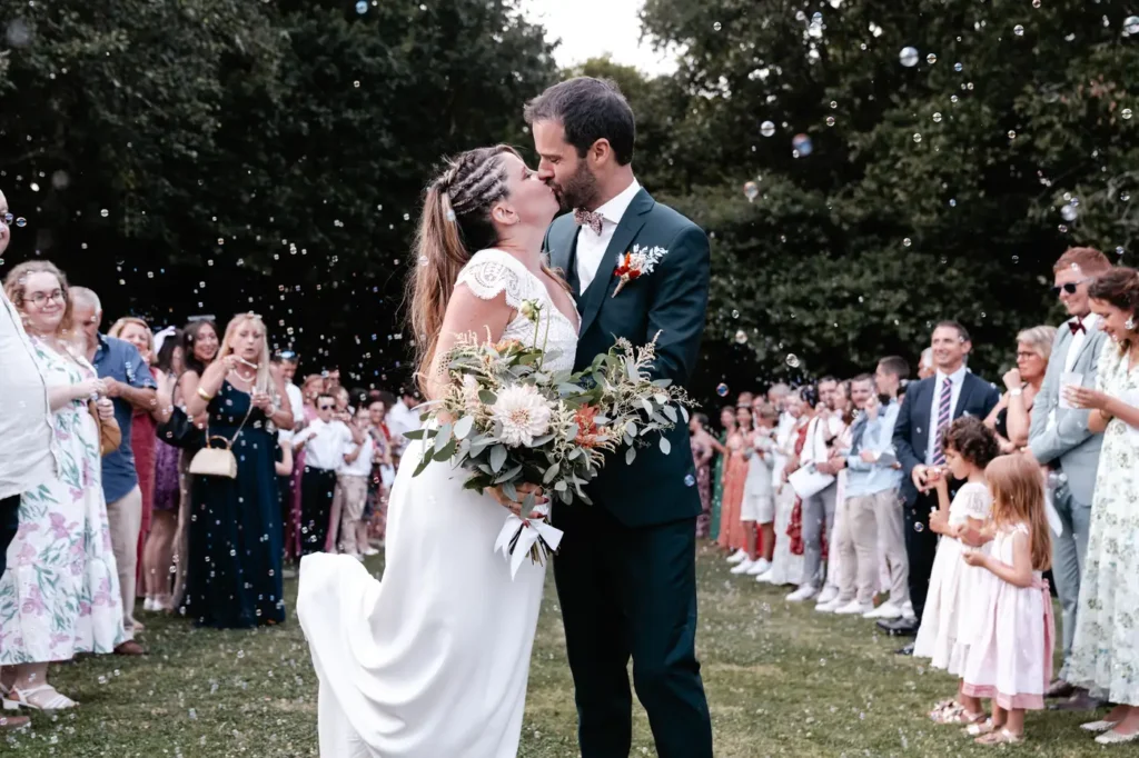 Sortie des mariés sous les applaudissements
