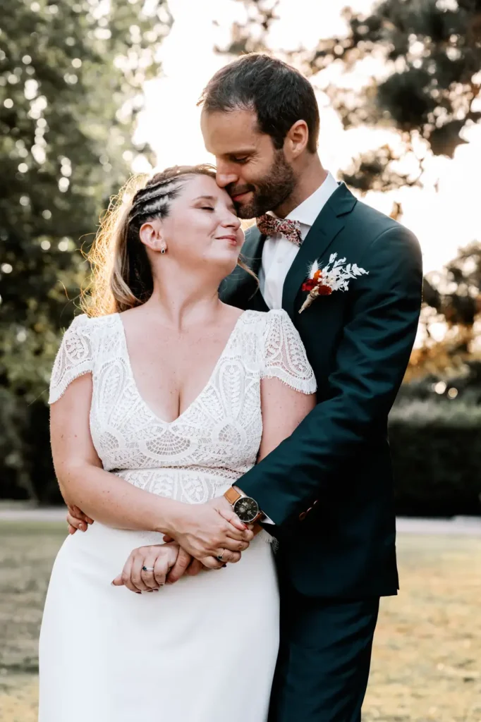 Portrait des mariés en extérieur dans les jardins