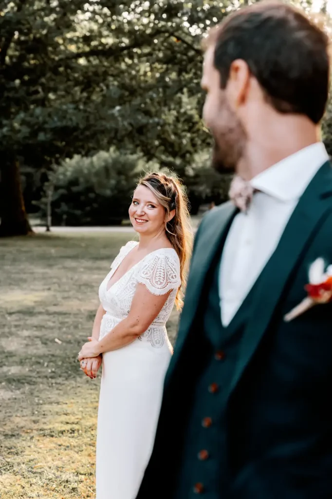 Regard complice des mariés en lumière naturelle