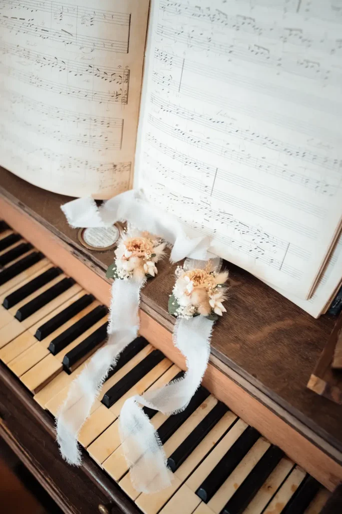 Boutonnières posées sur piano ancien