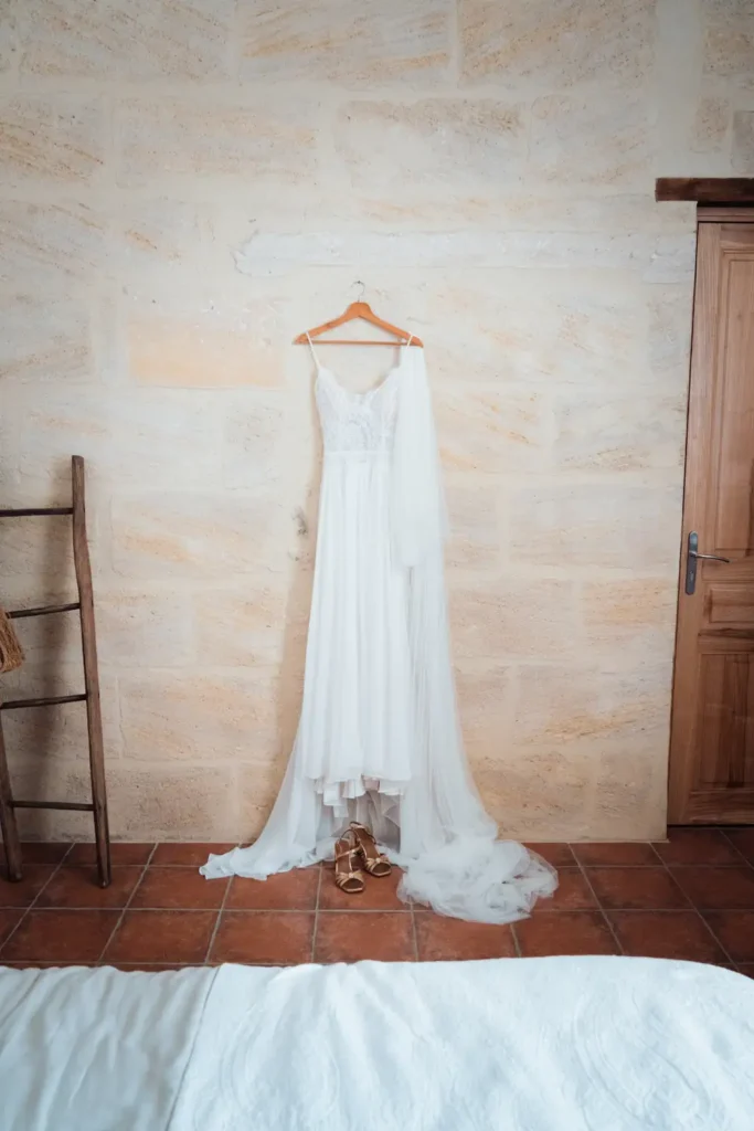 Robe de mariée suspendue dans la chambre