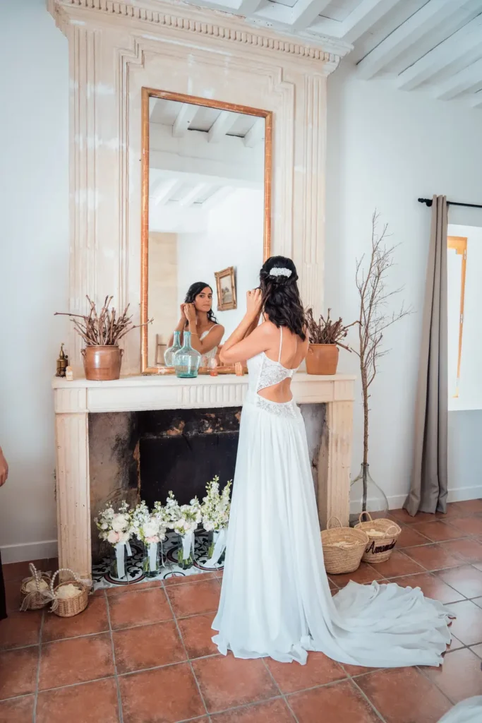 La mariée dans une chambre du Domaine de Gaïa