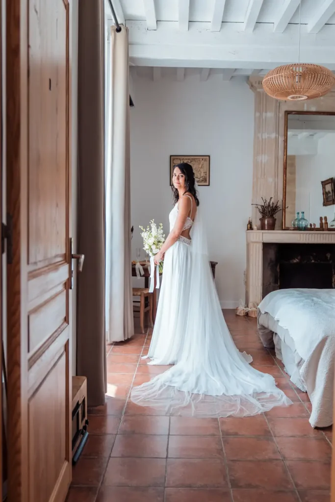 La mariée prête dans la chambre du domaine