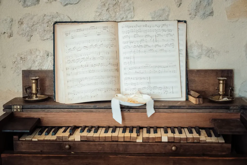 Livre ancien pour ambiance romantique