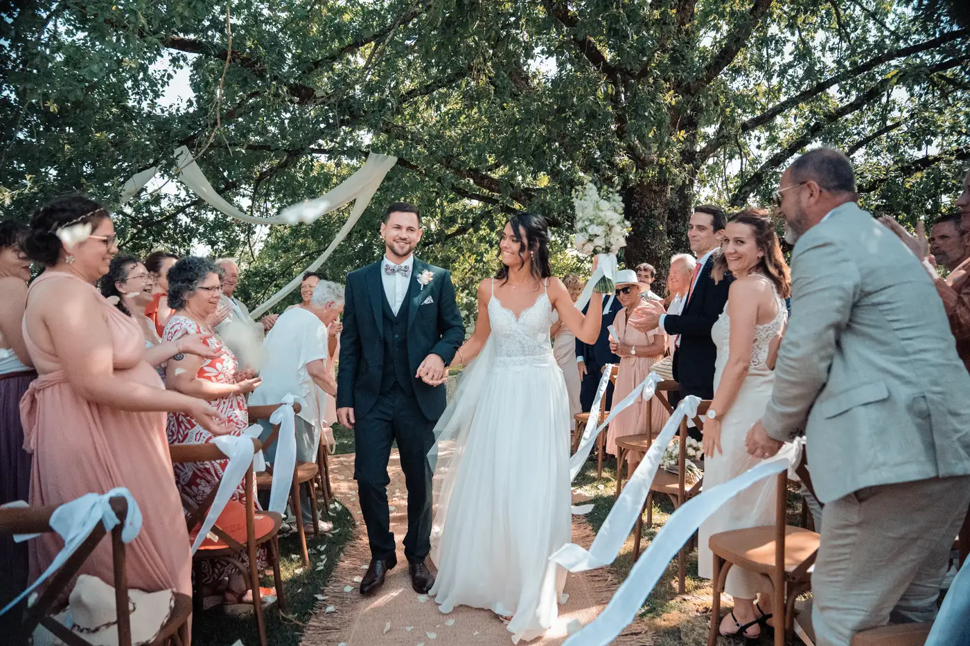 Sortie de cérémonie sous les arbres