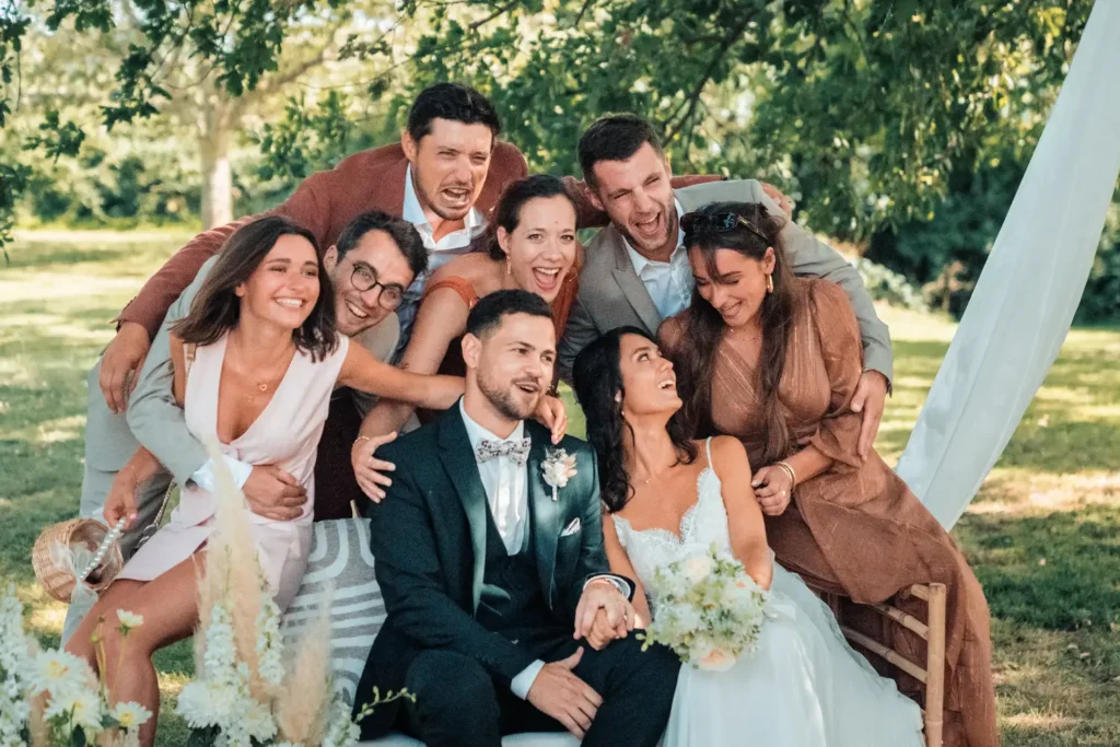Mariés entourés de leurs amis au Domaine de Gaïa