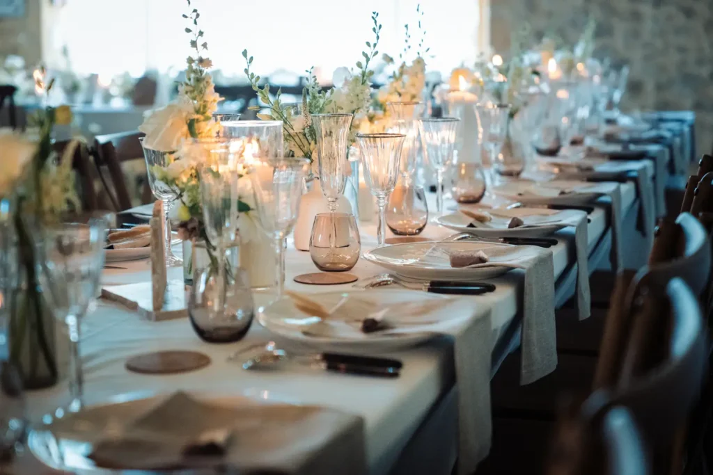 Table de réception décorée dans le parc en Gironde