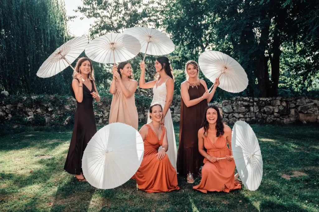 Demoiselles d’honneur avec ombrelles