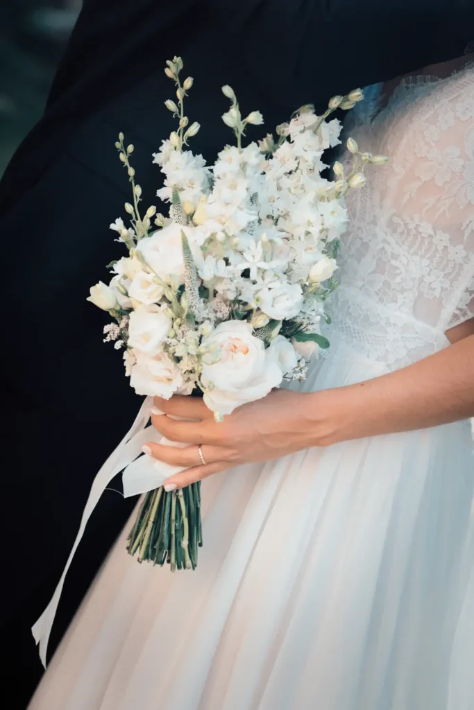Bouquet de mariée aux fleurs blanches