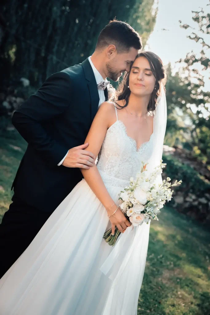 Portrait des mariés dans le jardin