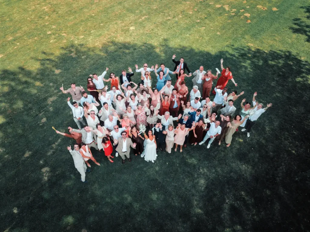 Photo de groupe vue du ciel lors du mariage