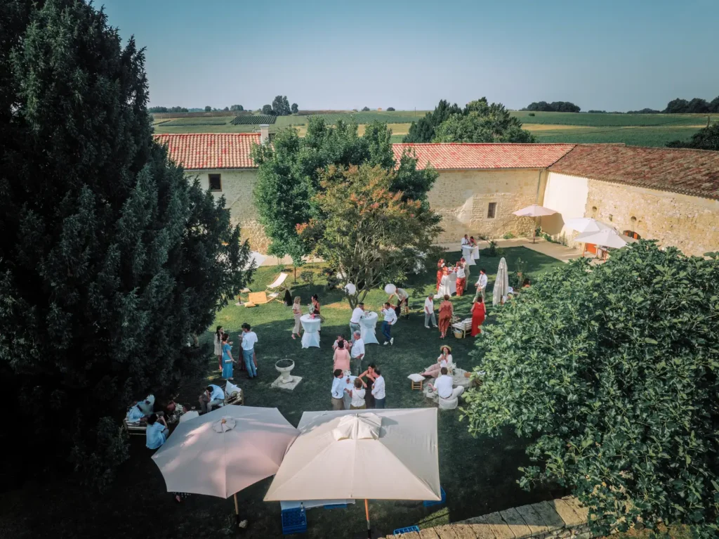 Invités réunis dans le jardin pour la photo de groupe