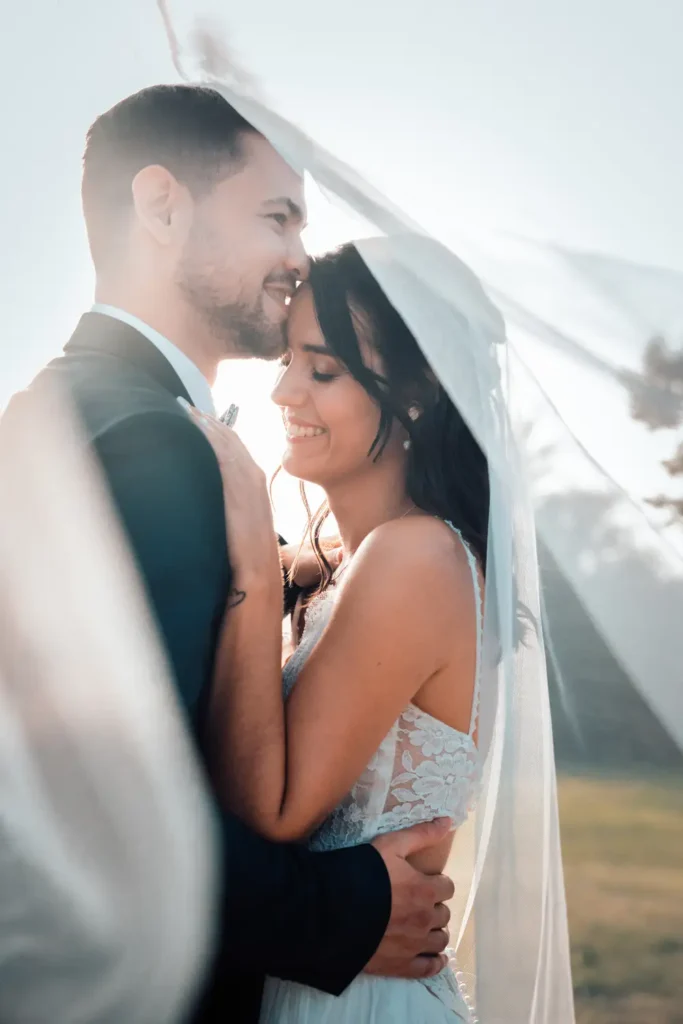 Couple enlacé sous le voile au Domaine de Gaïa