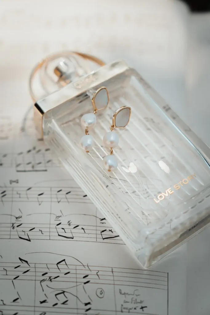Détail des boucles d’oreilles de la mariée sur une partition musicale
