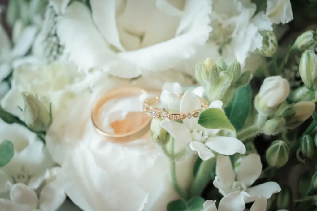 Bouquet blanc en détail avec les anneaux des mariés
