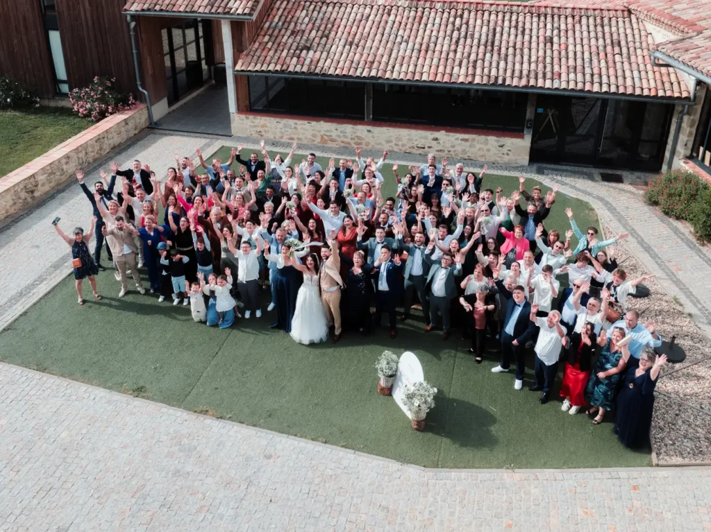 Photo de groupe festive au Domaine le Herre