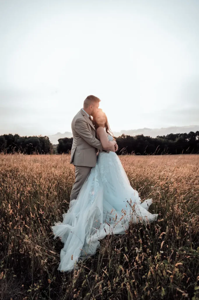 Couple enlacé dans les champs au Domaine le Herre