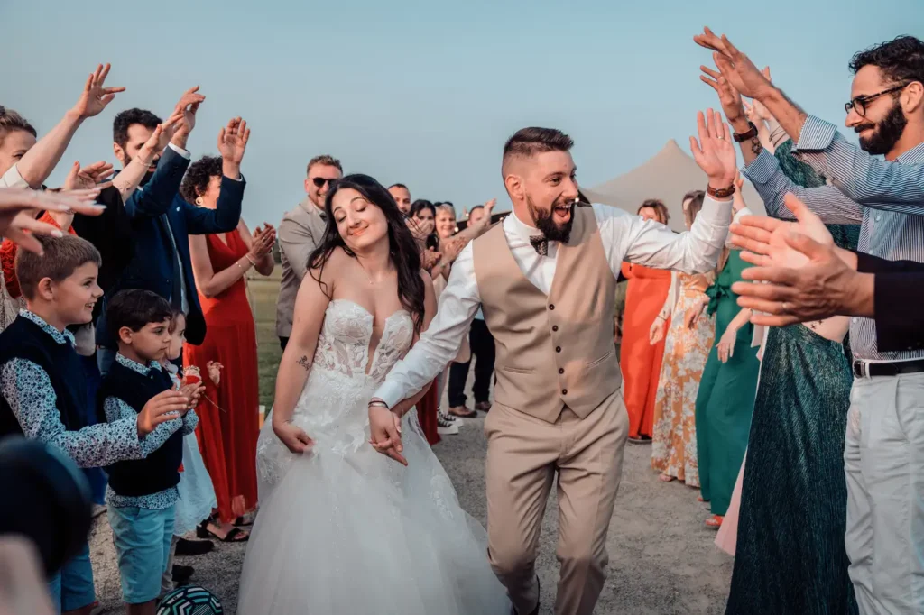 Mariés célébrant leur union avec leurs invités