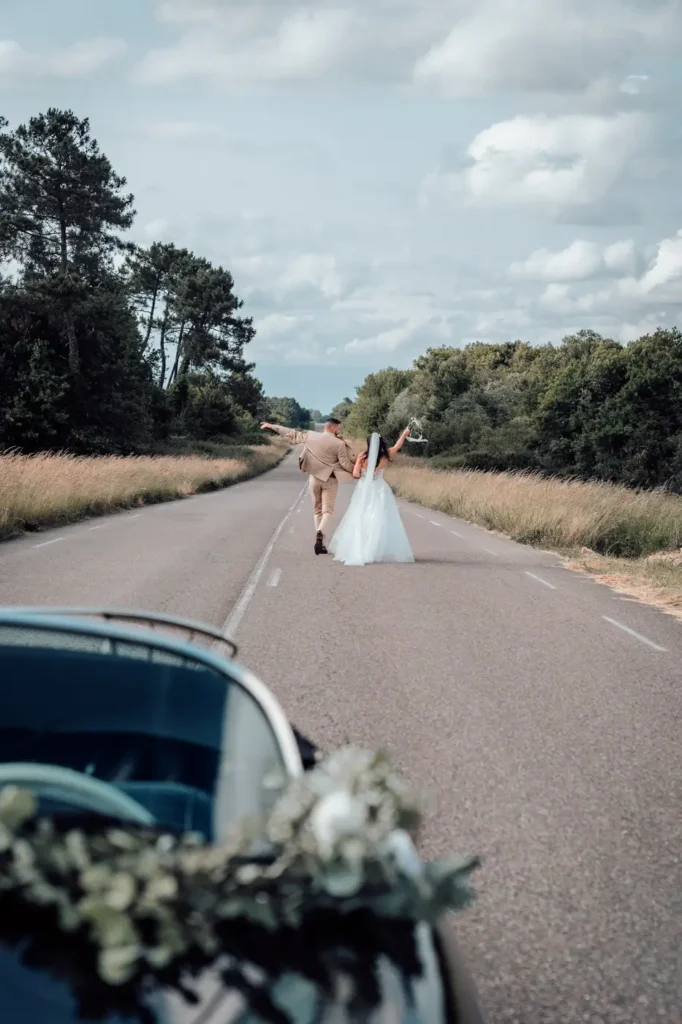 Mariés marchant sur une route à Aillas en Gironde