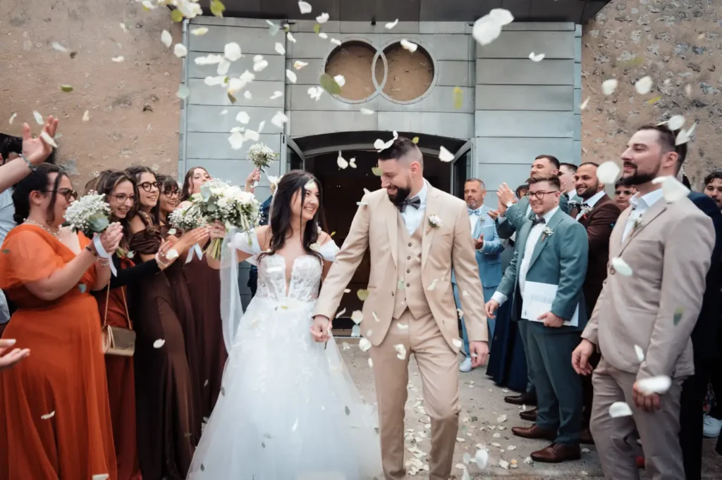 Sortie des mariés sous une pluie de confettis