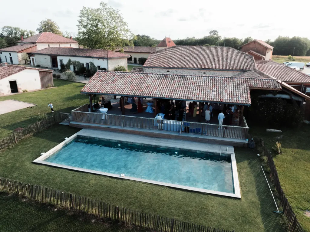 Piscine et bâtisses du domaine à Aillas