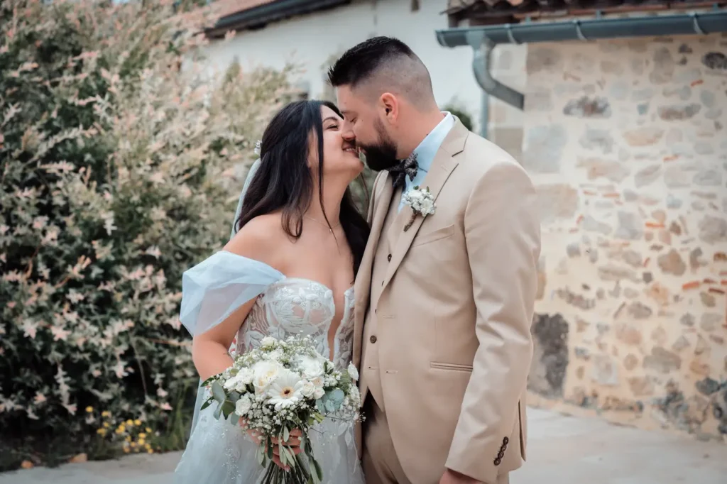 Couple enlacé devant une bâtisse du domaine