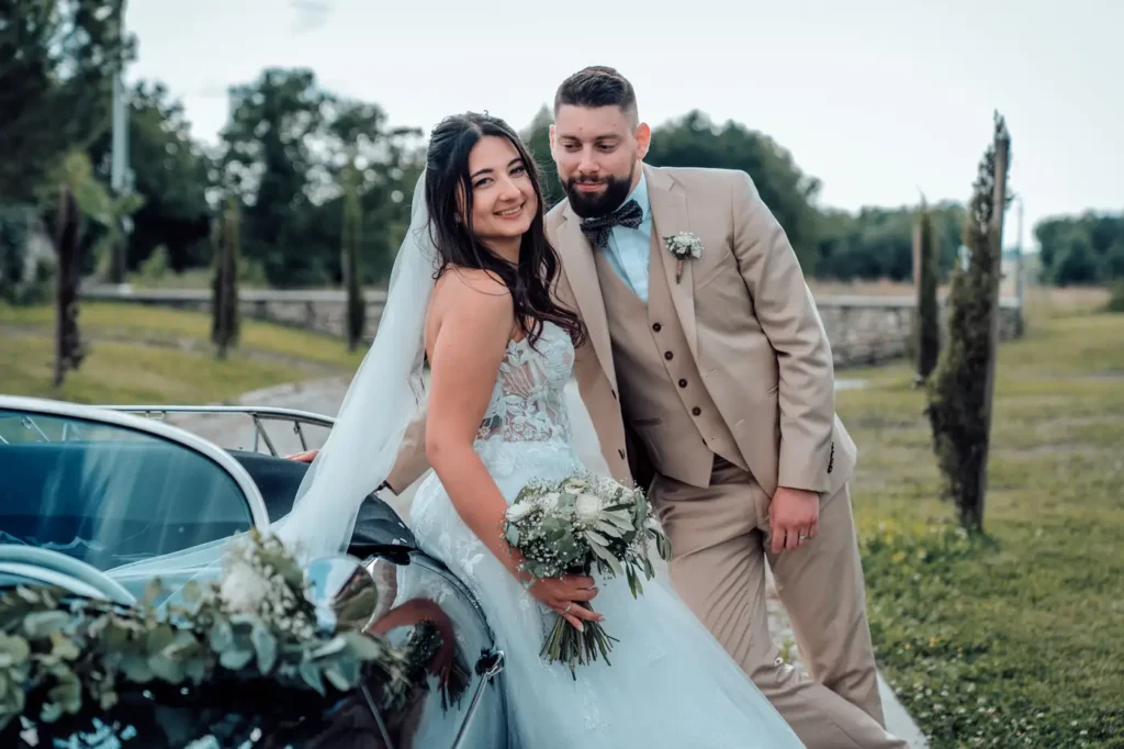 Mariés près d’une voiture ancienne à Aillas