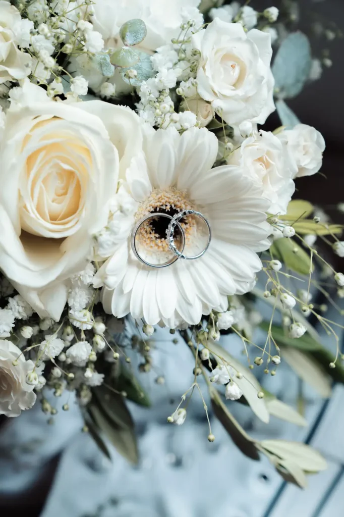 Bouquet blanc en gros plan avec les alliances