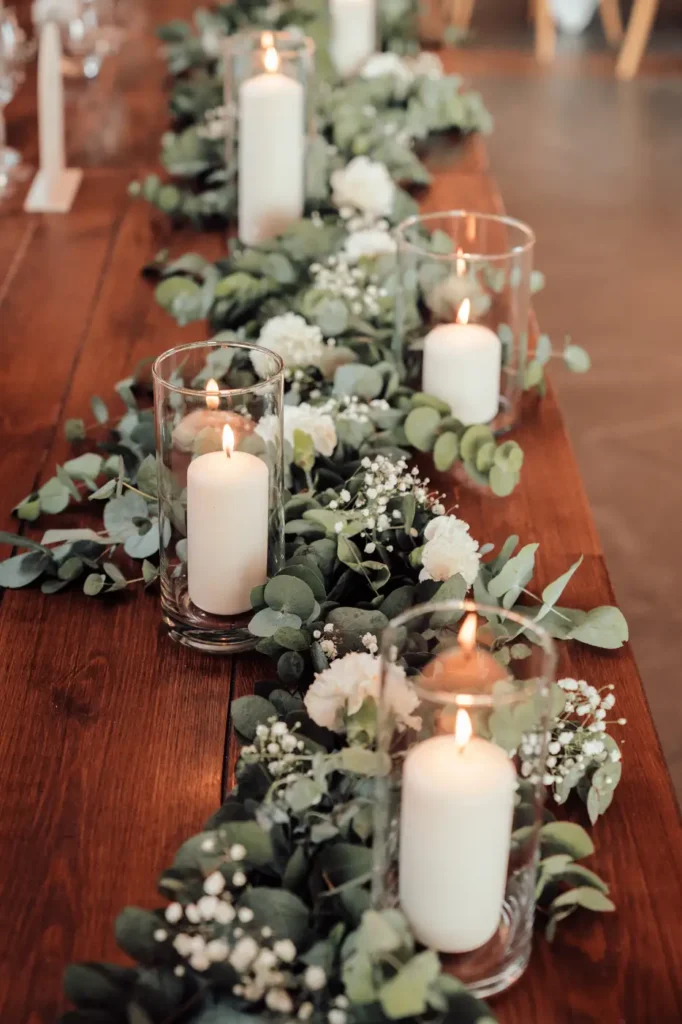 Décoration florale et bougies pour la réception