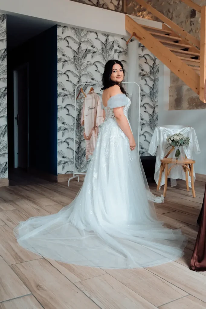 La mariée dans une salle du Domaine le Herre
