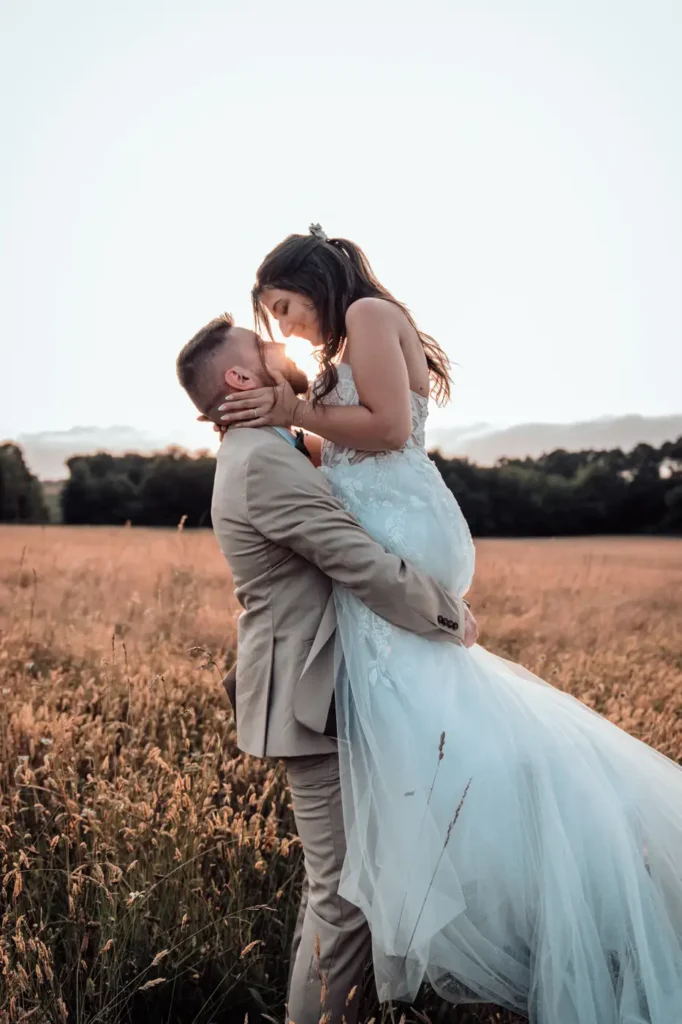 Couple enlacé dans un champ doré