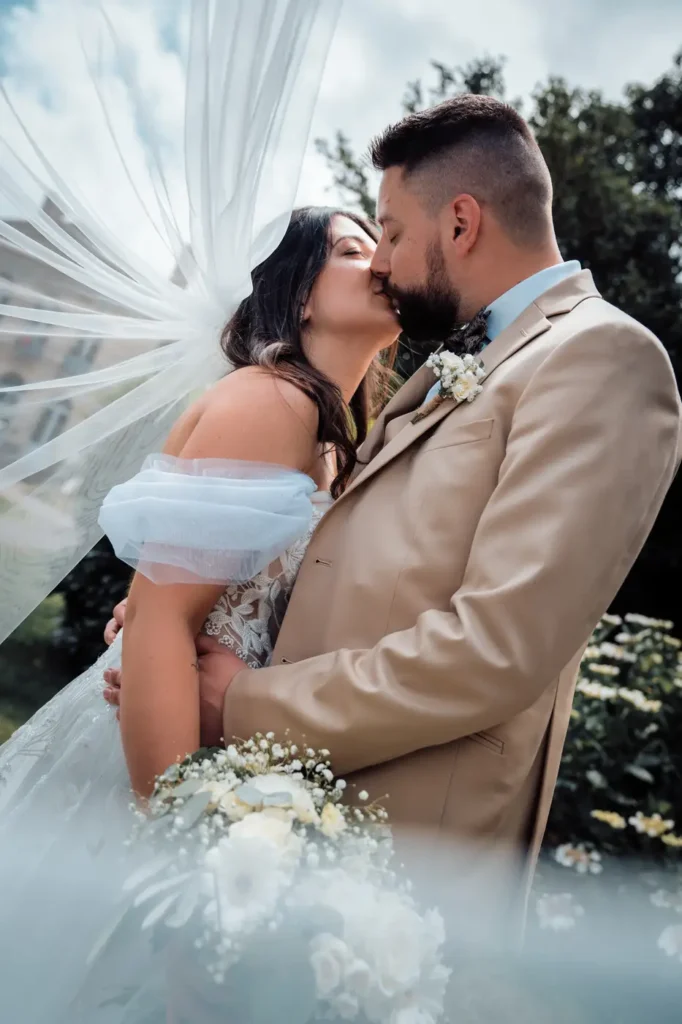 Baiser des mariés au Domaine le Herre en Gironde