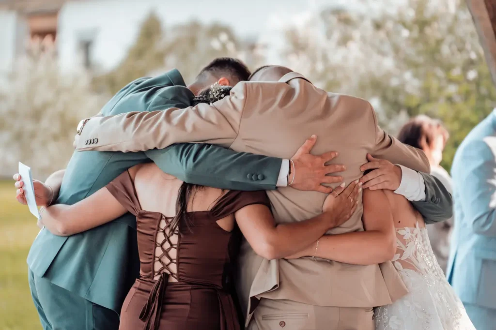 Étreinte familiale pendant le mariage
