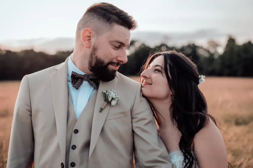 Portrait des mariés dans les champs à Aillas