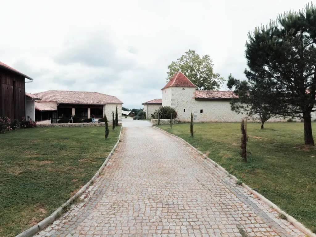 Allée pavée menant au Domaine le Herre