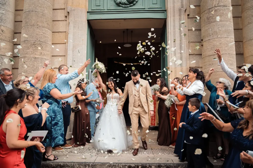 Sortie d’église sous les confettis à l’église en Gironde