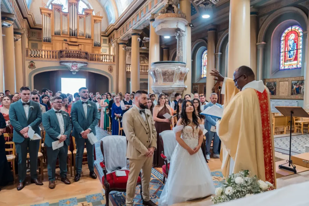 Bénédiction des mariés pendant la cérémonie à l’église