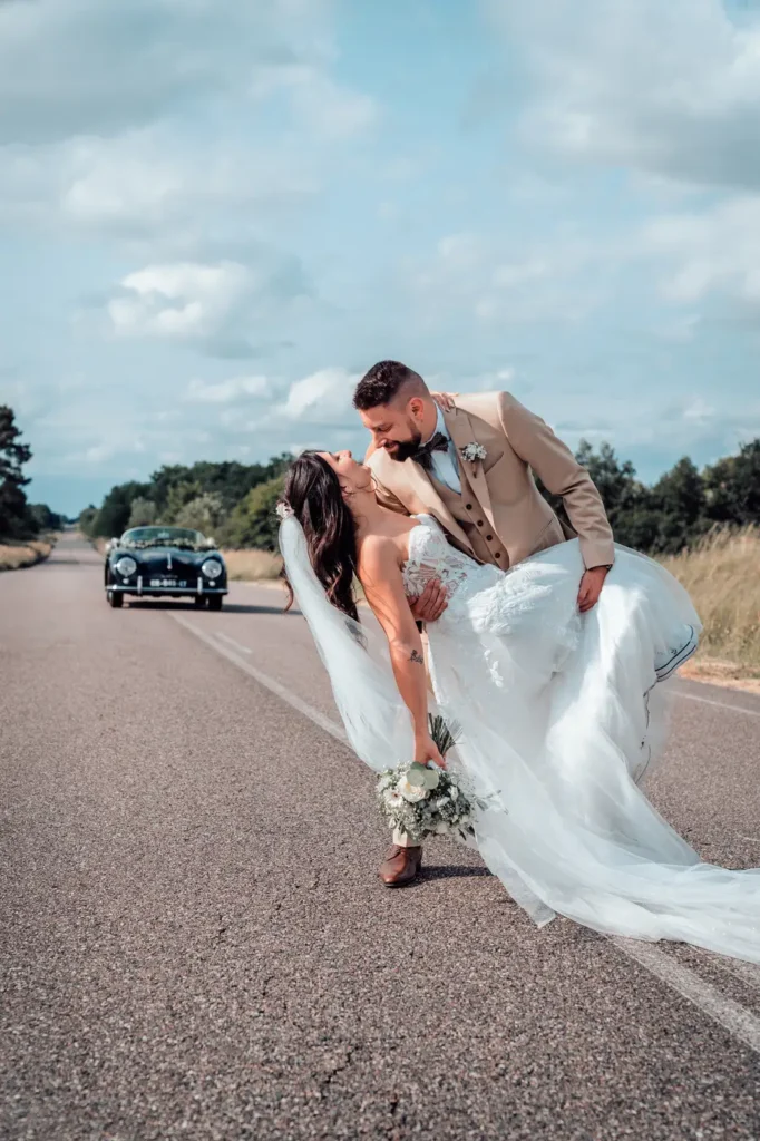 Mariés sur une route de campagne à Aillas