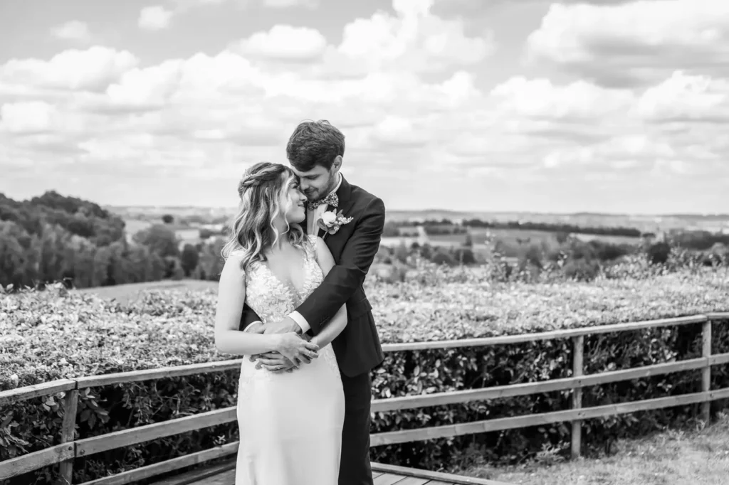 Couple enlacé au coucher de soleil en Gironde en noir et blanc