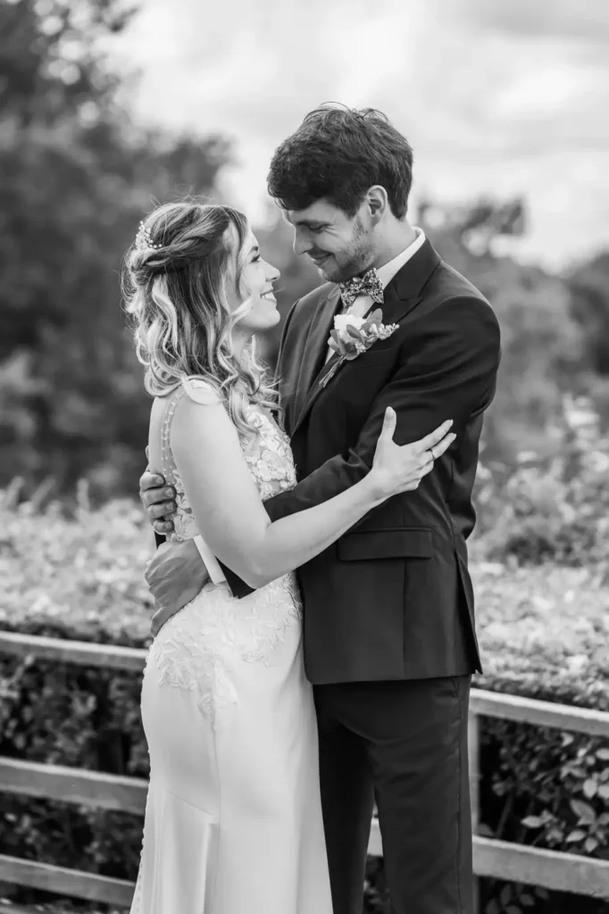 Portrait des mariés en noir et blanc dans les vignes