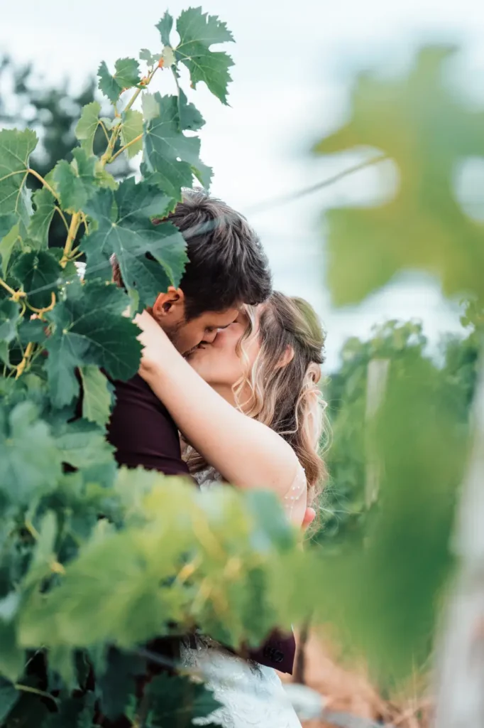 Couple enlacé dans les vignes en Gironde