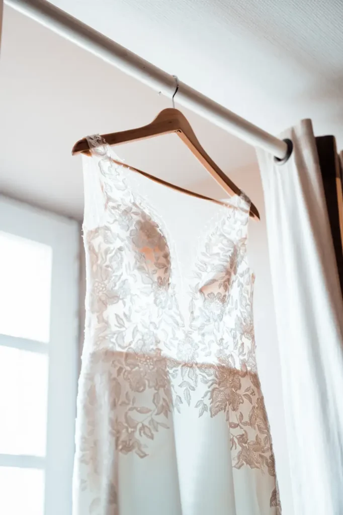 Robe de mariée suspendue dans une chambre du château