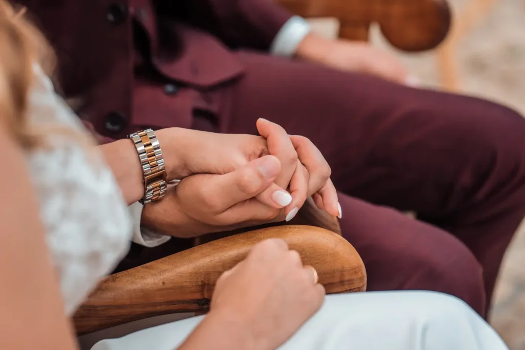 Détail des mains des mariés pendant la cérémonie